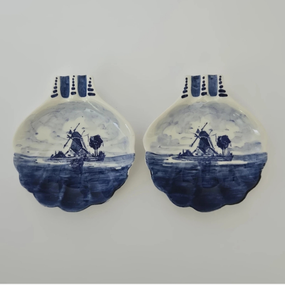 Pair Of Vintage Delft Blue Handpainted Ashtrays Seashell Catchall Home Decor